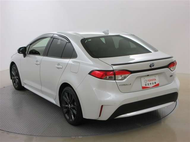 カローラ1.8 ハイブリッド W×B