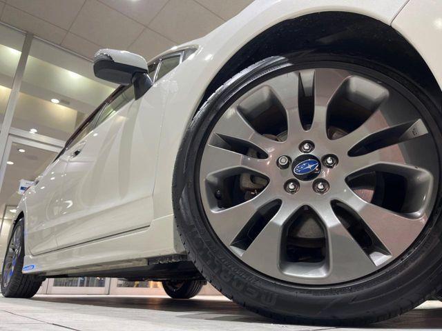 �y����17�C���`�A���~�z�C�[���z�O�ςɃ}�b�`���������A���~�z�C�[���𑕒����Ă���܂��B�e��ЊO�A���~�z�C�[����A�X�^�b�h���X�^�C�����戵�����Ă���܂��B���񂲑��k����������