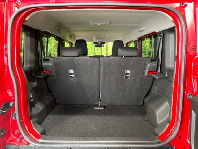 ���i�̂���������ʋ΁A���}���ɏ\���ȉ׎��X�y�[�X���m�ۂ��Ă���܂��B�Z�J���h�V�[�g��|���ƁA�傫�ȉו��̐ύڂ��\�ł���