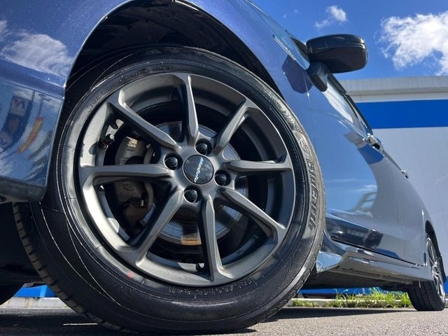 �y�A���~�z�C�[���z�O�ςɃ}�b�`�����A���~�z�C�[���𑕒����Ă���܂��B�e��A���~�z�C�[����A�X�^�b�h���X�^�C�����戵�����Ă���܂��B���񂲑��k����������