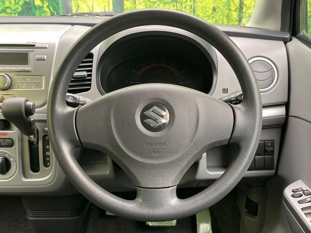 �C���e���A�ɍ��킹���f�U�C���̃X�e�A�����O�́A�^�]�������̂��Ƃ��l���A�^�]���₷���`��A�傫���ł��B�����x�A���ۂɐG���Ă��m���߂��������B