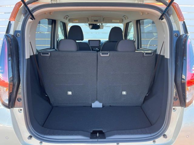 ���i�̂���������ʋ΁A���}���ɏ\���ȉ׎��X�y�[�X���m�ۂ��Ă���܂��B�Z�J���h�V�[�g��|���ƁA�傫�ȉו��̐ύڂ��\�ł���