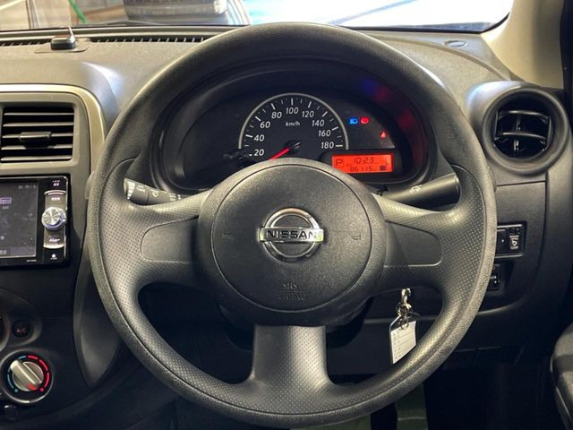 �C���e���A�ɍ��킹���f�U�C���̃X�e�A�����O�́A�^�]�������̂��Ƃ��l���A�^�]���₷���`��A�傫���ł��B�����x�A���ۂɐG���Ă��m���߂��������B