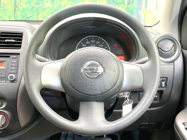 �C���e���A�ɍ��킹���f�U�C���̃X�e�A�����O�́A�^�]�������̂��Ƃ��l���A�^�]���₷���`��A�傫���ł��B�����x�A���ۂɐG���Ă��m���߂��������B