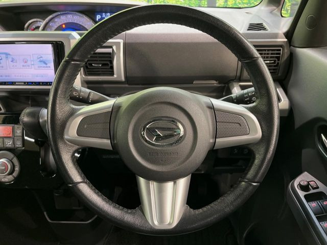 �C���e���A�ɍ��킹���f�U�C���̃X�e�A�����O�́A�^�]�������̂��Ƃ��l���A�^�]���₷���`��A�傫���ł��B�����x�A���ۂɐG���Ă��m���߂��������B