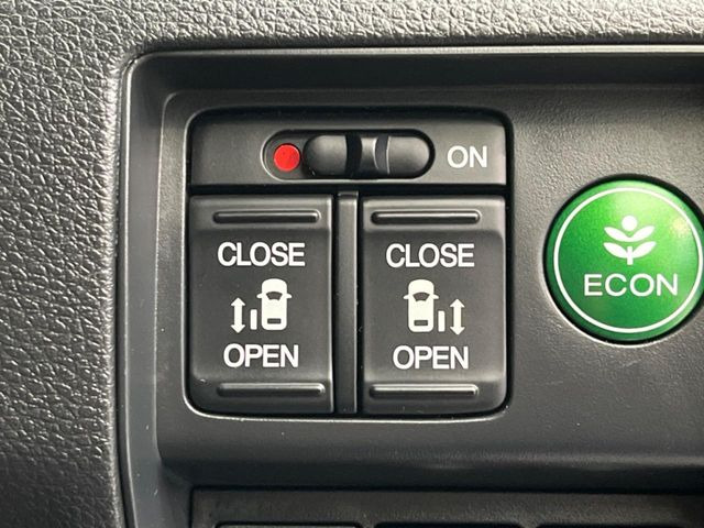 �y�����X���C�h�h�A�z���ԏ�ŗׂ̎ԂƂ̊Ԋu���������ɂ������A�X���C�h�h�A�Ȃ���S!�h�A�I�[�v������������炸�A�J�������L���̂ŏ��~�肪�Ƃ��Ă��ȒP�ł��B�傫�ȉו��̏o���������Ȃ���\��