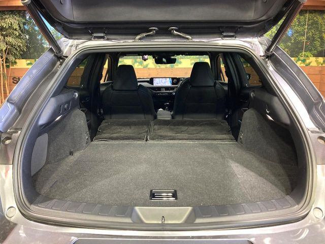 ���i�̂���������ʋ΁A���}���ɏ\���ȉ׎��X�y�[�X���m�ۂ��Ă���܂��B�Z�J���h�V�[�g��|���ƁA�傫�ȉו��̐ύڂ��\�ł���