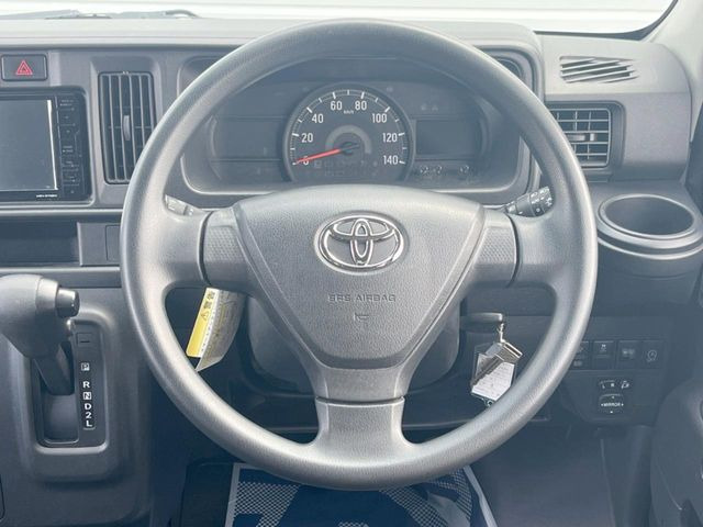 �C���e���A�ɍ��킹���f�U�C���̃X�e�A�����O�́A�^�]�������̂��Ƃ��l���A�^�]���₷���`��A�傫���ł��B�����x�A���ۂɐG���Ă��m���߂��������B