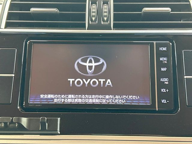 【純正ナビ】人気の純正ナビを装備しております。ナビの使いやすさはもちろん、オーディオ機能も充実!キャンプや旅行はもちろん、通勤や買い物など普段のドライブも楽しくなるはず♪