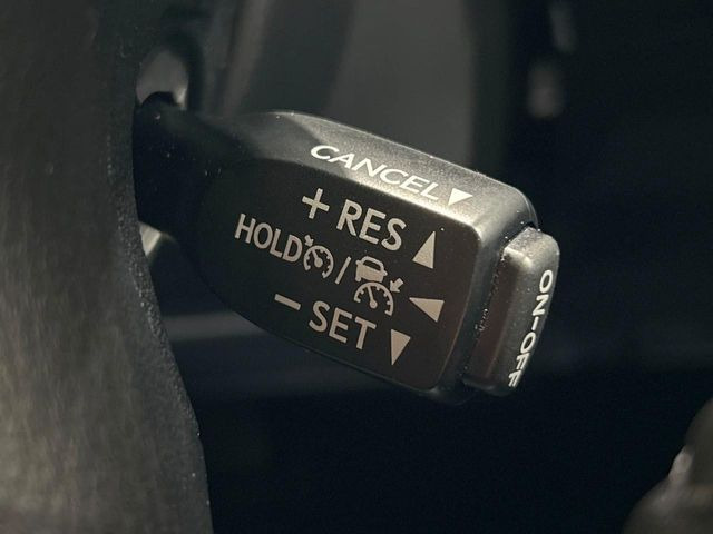 【レーダークルーズコントロール】高速道路での長距離走行が楽に!!自動で速度を保つクルーズコントロールが、衝突軽減システムと連携し、前方の車両を感知して車間を保つように速度調節してくれます!!