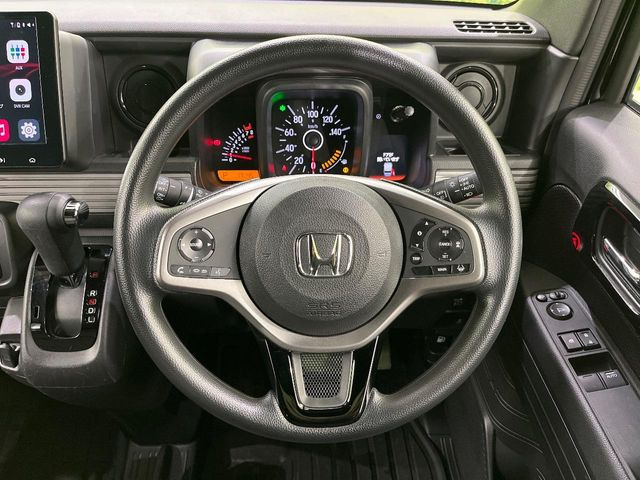 �C���e���A�ɍ��킹���f�U�C���̃X�e�A�����O�́A�^�]�������̂��Ƃ��l���A�^�]���₷���`��A�傫���ł��B�����x�A���ۂɐG���Ă��m���߂��������B