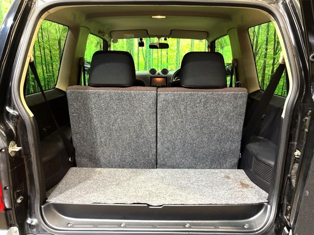 ���i�̂���������ʋ΁A���}���ɏ\���ȉ׎��X�y�[�X���m�ۂ��Ă���܂��B�Z�J���h�V�[�g��|���ƁA�傫�ȉו��̐ύڂ��\�ł���