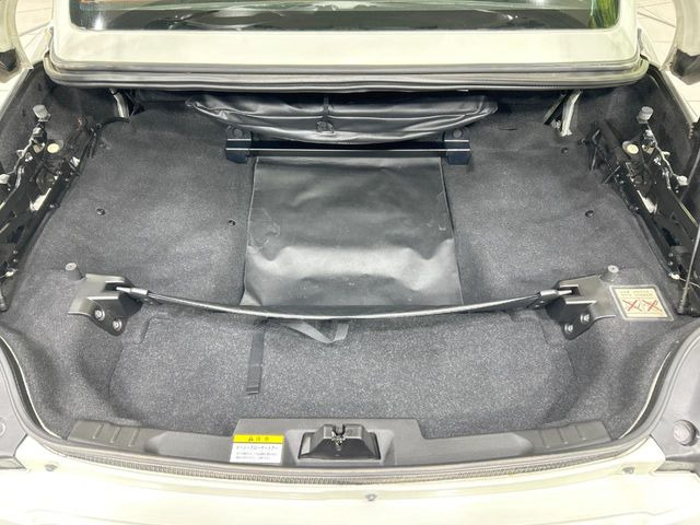 ���i�̂���������ʋ΁A���}���ɏ\���ȉ׎��X�y�[�X���m�ۂ��Ă���܂��B�Z�J���h�V�[�g��|���ƁA�傫�ȉו��̐ύڂ��\�ł���