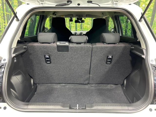 ���i�̂���������ʋ΁A���}���ɏ\���ȉ׎��X�y�[�X���m�ۂ��Ă���܂��B�Z�J���h�V�[�g��|���ƁA�傫�ȉו��̐ύڂ��\�ł���