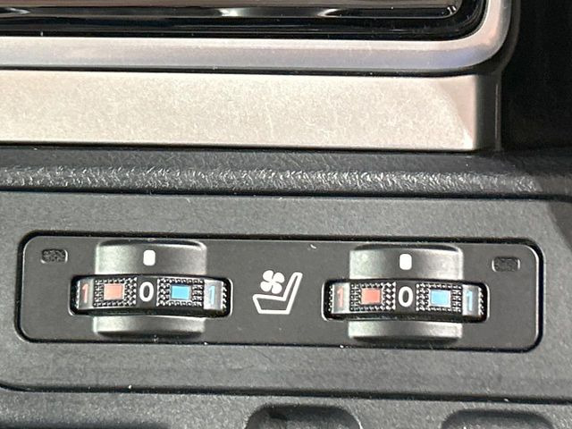 【シートベンチレーション】夏場は涼しい風でお尻や背中の熱やムレを防ぎ、冬はエアコンよりも早く温まってポカポカに!季節を問わず快適に過ごせます。