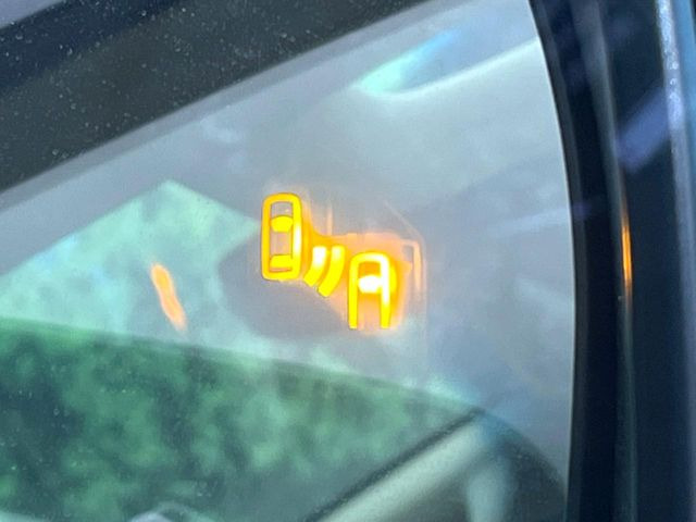 【ブラインドスポットモニター】走行中、ドアミラーの死角になりやすい箇所に後続車が接近するとサイドミラーのレンズに警告を表示!ドライバーに注意喚起をしてくれます。