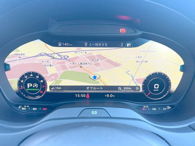 ���o�[�`�����R�b�N�s�b�g:�S�̂��t���p�l���ƂȂ��Ă����i�I�ȃ��[�^�[�p�l���B�ʏ�̃X�s�[�h���[�^�[�Ƃ��Ă̋@�\�͂������A�i�r�E�I�[�f�B�I�@�\�̊m�F�E������ł��A�^�]�ɏW�����₷���Ȃ��Ă���܂��B