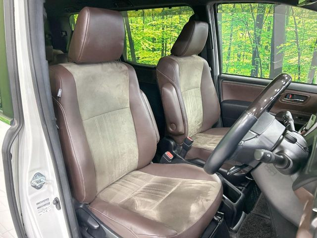 【ハーフレザーシート】高級感と座り心地を両立した人気のシート♪背面・座面のファブリック素材は、通気性の良さや滑りにくさに優れています。気温や服装に左右されず快適にお乗りいただけます。