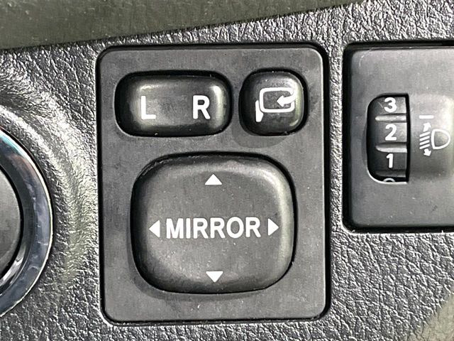 �y�d���i�[�~���[�z�T�C�h�~���[�͓d���i�[���ƂȂ��Ă���A�������ԏ�ł��L�Y�������X�N��}�����܂��B