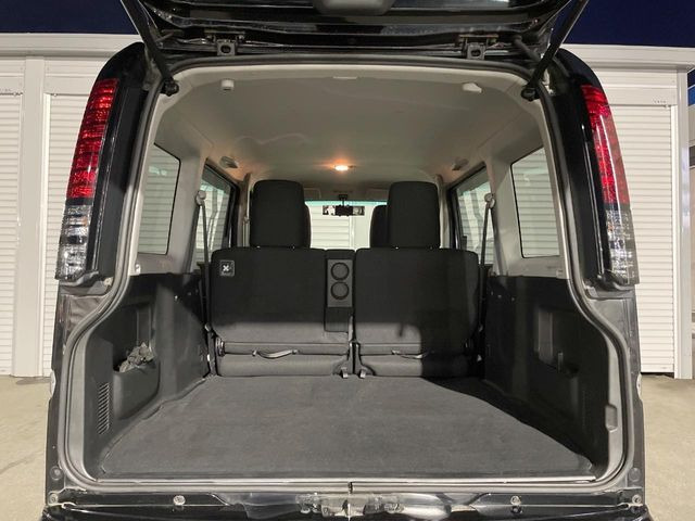 ���i�̂���������ʋ΁A���}���ɏ\���ȉ׎��X�y�[�X���m�ۂ��Ă���܂��B�Z�J���h�V�[�g��|���ƁA�傫�ȉו��̐ύڂ��\�ł���