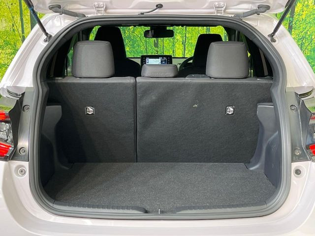 ���i�̂���������ʋ΁A���}���ɏ\���ȉ׎��X�y�[�X���m�ۂ��Ă���܂��B�Z�J���h�V�[�g��|���ƁA�傫�ȉו��̐ύڂ��\�ł���