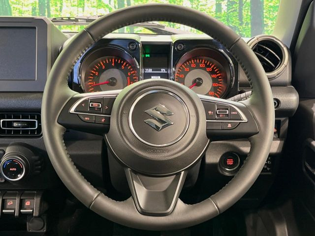 �C���e���A�ɍ��킹���f�U�C���̃X�e�A�����O�́A�^�]�������̂��Ƃ��l���A�^�]���₷���`��A�傫���ł��B�����x�A���ۂɐG���Ă��m���߂��������B