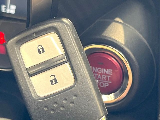 �yHonda�X�}�[�g�L�[�z�J�o����|�P�b�g�ɓ��ꂽ�܂܂ł��h�A�̎{���E�������\�ȃX�}�[�g�L�[�𑕔��B�G���W���̃I���E�I�t�����J�M�����o���K�v����������Ƃ��Ă��֗��ł���