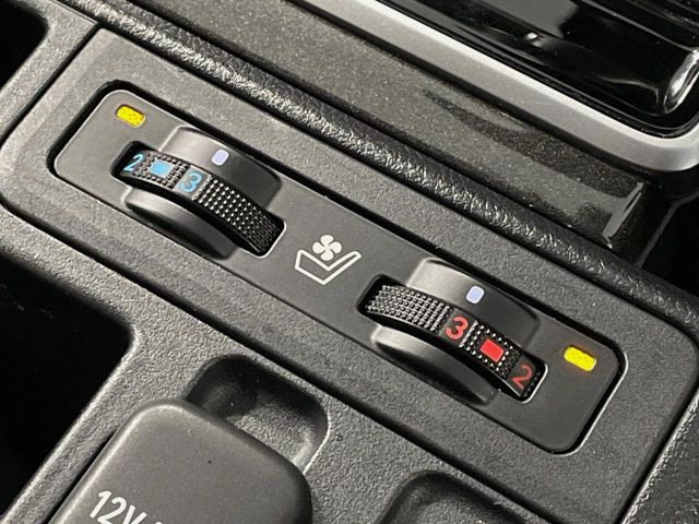 【シートベンチレーション】夏場は涼しい風でお尻や背中の熱やムレを防ぎ、冬はエアコンよりも早く温まってポカポカに!季節を問わず快適に過ごせます。