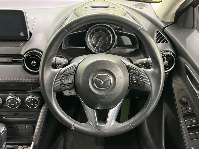 �C���e���A�ɍ��킹���f�U�C���̃X�e�A�����O�́A�^�]�������̂��Ƃ��l���A�^�]���₷���`��A�傫���ł��B�����x�A���ۂɐG���Ă��m���߂��������B