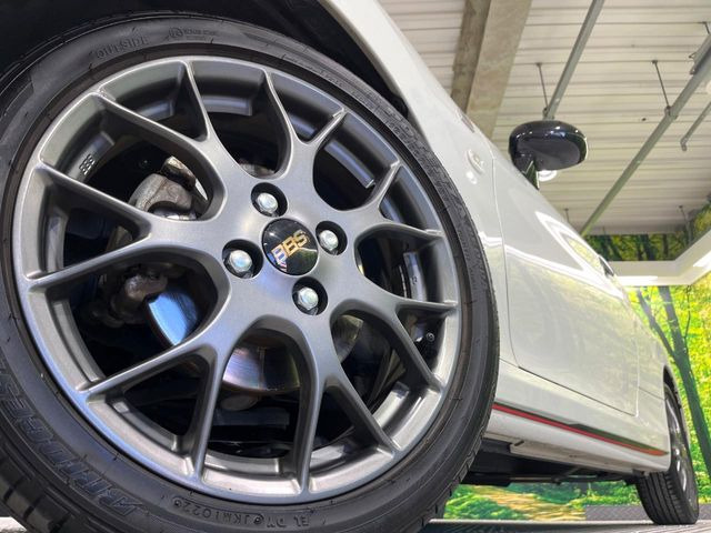 �y����16�C���`�A���~�z�C�[���z�O�ςɃ}�b�`���������A���~�z�C�[���𑕒����Ă���܂��B�e��ЊO�A���~�z�C�[����A�X�^�b�h���X�^�C�����戵�����Ă���܂��B���񂲑��k����������