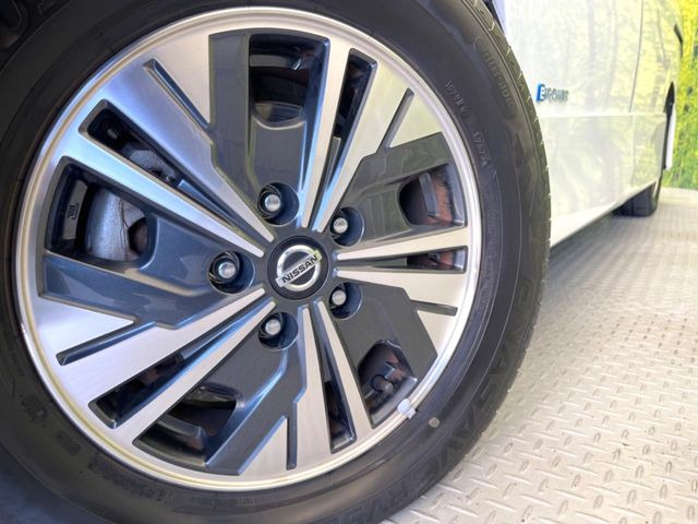 �y����15�C���`�A���~�z�C�[���z�O�ςɃ}�b�`���������A���~�z�C�[���𑕒����Ă���܂��B�e��ЊO�A���~�z�C�[����A�X�^�b�h���X�^�C�����戵�����Ă���܂��B���񂲑��k����������