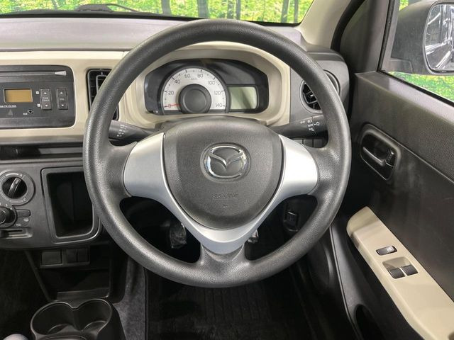 �C���e���A�ɍ��킹���f�U�C���̃X�e�A�����O�́A�^�]�������̂��Ƃ��l���A�^�]���₷���`��A�傫���ł��B�����x�A���ۂɐG���Ă��m���߂��������B