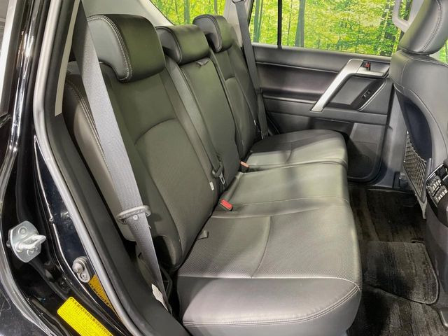 後部座席も気になるようなキズ・汚れやへたり等、大きなダメージはなく、良好な状態です。