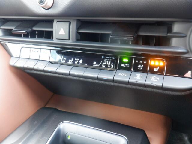 オートエアコン装備。温度設定ができて、室内快適ですよ。