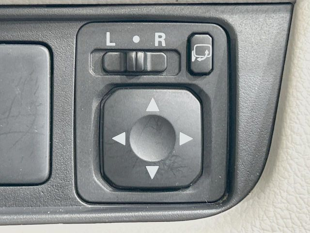 �y�d���i�[�~���[�z�T�C�h�~���[�͓d���i�[���ƂȂ��Ă���A�������ԏ�ł��L�Y�������X�N��}�����܂��B