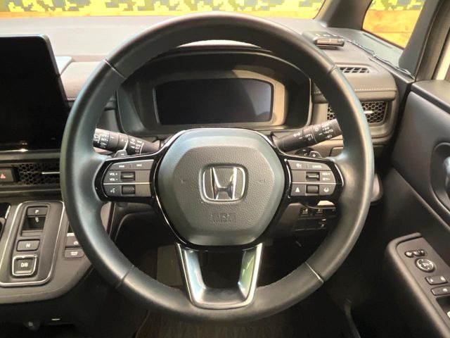 �C���e���A�ɍ��킹���f�U�C���̃X�e�A�����O�́A�^�]�������̂��Ƃ��l���A�^�]���₷���`��A�傫���ł��B�����x�A���ۂɐG���Ă��m���߂��������B