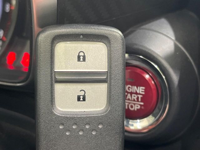 �yHonda�X�}�[�g�L�[�z�J�o����|�P�b�g�ɓ��ꂽ�܂܂ł��h�A�̎{���E�������\�ȃX�}�[�g�L�[�𑕔��B�G���W���̃I���E�I�t�����J�M�����o���K�v����������Ƃ��Ă��֗��ł���