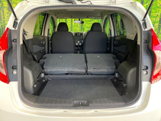 ���i�̂���������ʋ΁A���}���ɏ\���ȉ׎��X�y�[�X���m�ۂ��Ă���܂��B�Z�J���h�V�[�g��|���ƁA�傫�ȉו��̐ύڂ��\�ł���