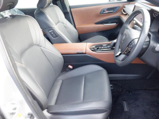 フロントシートも状態良好ですよ。大きな汚れもなく、安心です。座り心地もいいですよ。