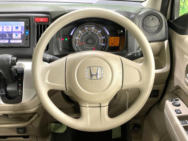 �C���e���A�ɍ��킹���f�U�C���̃X�e�A�����O�́A�^�]�������̂��Ƃ��l���A�^�]���₷���`��A�傫���ł��B�����x�A���ۂɐG���Ă��m���߂��������B