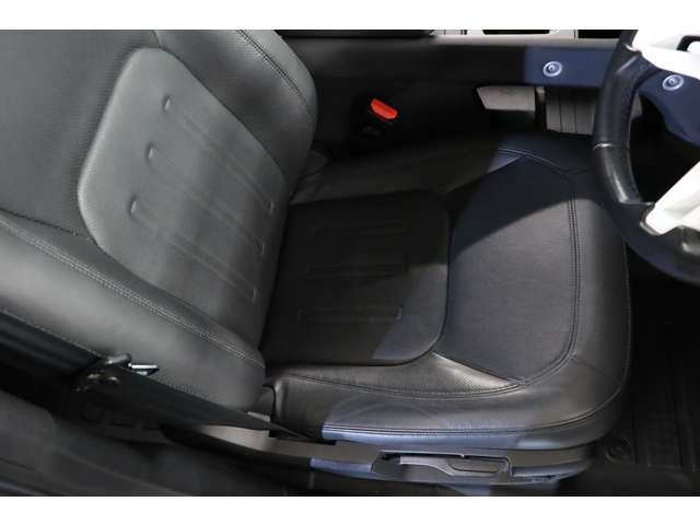 �{���l�b�g�̑�����A�����ȓV���Ȃǂ͐��̃f�B�t�F���_�[�����`�[�t�ɂ��A���N�̃t�@���̐S��͂ރf�U�C���ƂȂ��Ă���܂��B