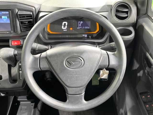 �C���e���A�ɍ��킹���f�U�C���̃X�e�A�����O�́A�^�]�������̂��Ƃ��l���A�^�]���₷���`��A�傫���ł��B�����x�A���ۂɐG���Ă��m���߂��������B