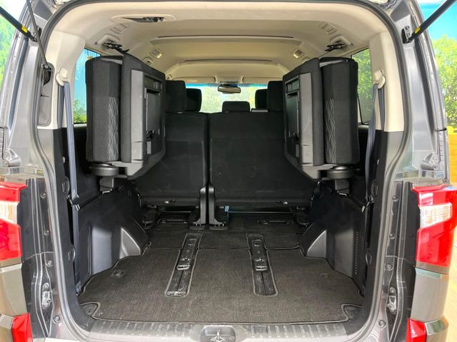 ���i�̂���������ʋ΁A���}���ɏ\���ȉ׎��X�y�[�X���m�ۂ��Ă���܂��B�Z�J���h�V�[�g��|���ƁA�傫�ȉו��̐ύڂ��\�ł���