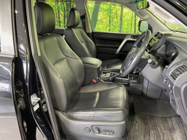 【黒革シート】上質な本革を使用し、高級感あふれる黒革シート。常に体に触れる部分だから、座り心地の良さにはこだわりたいですね♪汚れの付着や劣化を抑制する内装コーティング施工もおススメですよ♪