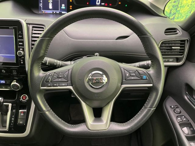 �C���e���A�ɍ��킹���f�U�C���̃X�e�A�����O�́A�^�]�������̂��Ƃ��l���A�^�]���₷���`��A�傫���ł��B�����x�A���ۂɐG���Ă��m���߂��������B