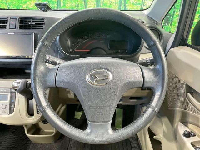 �C���e���A�ɍ��킹���f�U�C���̃X�e�A�����O�́A�^�]�������̂��Ƃ��l���A�^�]���₷���`��A�傫���ł��B�����x�A���ۂɐG���Ă��m���߂��������B