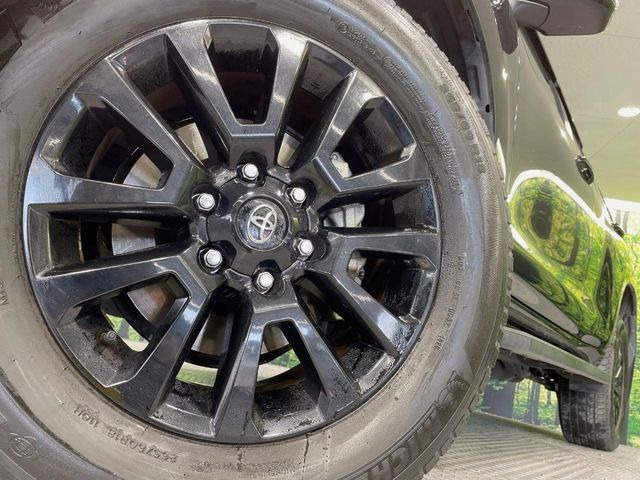 【純正18インチアルミホイール】外観にマッチした純正アルミホイールを装着しております。各種社外アルミホイールや、スタッドレスタイヤも取扱いしております。是非ご相談ください♪