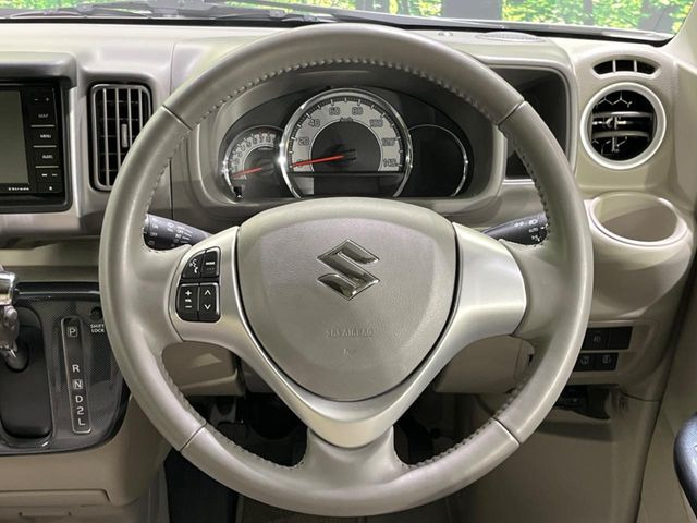 �C���e���A�ɍ��킹���f�U�C���̃X�e�A�����O�́A�^�]�������̂��Ƃ��l���A�^�]���₷���`��A�傫���ł��B�����x�A���ۂɐG���Ă��m���߂��������B