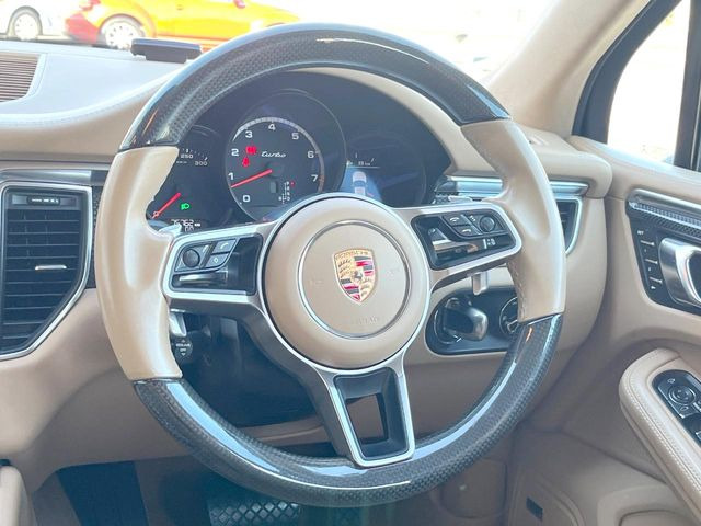 ���X�|�[�c�f�U�C���X�e�A�����O:�|���V�F�̒��ł��l�C�̑����̈�ł��B�p�h���V�t�g����������A�f�U�C�����ʏ�̃X�e�A�����O�ɔ�ׂăX�|�[�e�B�ȃf�U�C�����̗p����Ă�����p���A�����ڂƂ��ɗǍD�ł��B