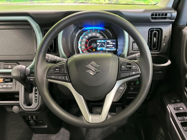 �C���e���A�ɍ��킹���f�U�C���̃X�e�A�����O�́A�^�]�������̂��Ƃ��l���A�^�]���₷���`��A�傫���ł��B�����x�A���ۂɐG���Ă��m���߂��������B